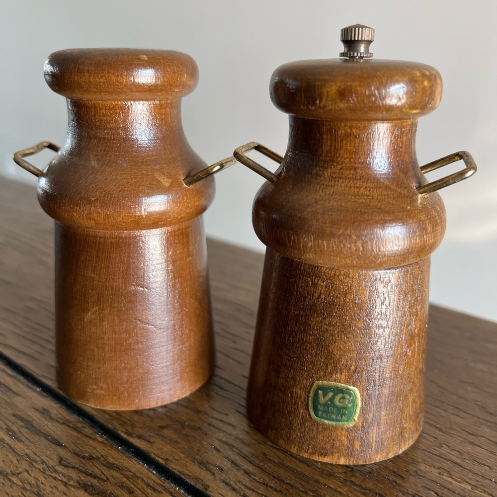 Vintage Wooden Salt Shaker and Pepper Mill Grinder Set 4.5” Tall‎